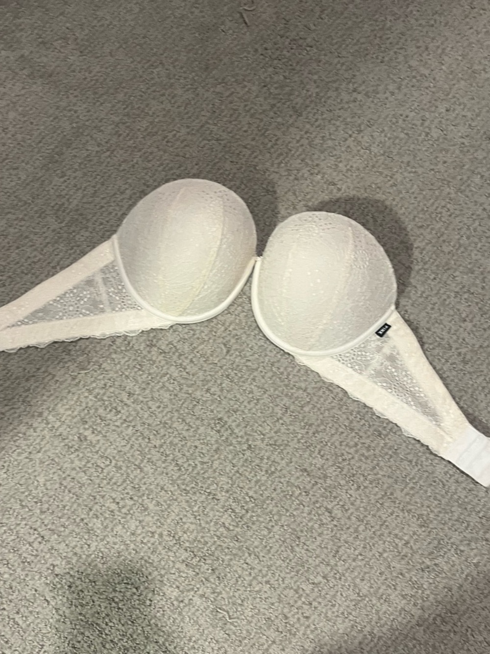 Victoria’s Secret- White Lace Push-Up Bra- 34DD